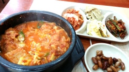 아침회의가 미뤄져서 단골 김천에서 돈까스찌개로 아침먹어용ㅎㅎ 맨날 먹어도 맛있어용 