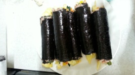 어제 만든 꽃같던 김밥사진. 내 손의 오작동으로 삭제되어 다시 올려보아요~ ㅎ 편안한 하루되셔요^^ 
