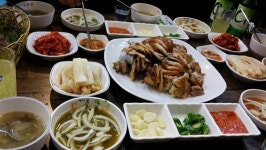 넘넘 배고파 족발 먹으러 왓네요 모두들 배가 고파는지 저젖가락들 보이죠 ㅎㅎ 요게 저녁인뜻 하네요 ~~ 