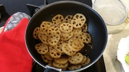 오늘 저녁 밑반찬 연근조림~해봤어요 뜨끈할때 한입먹으면 더맛나요~♧☆ 