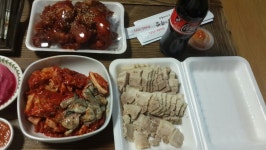 이모가미니불족발과보쌈시켜주시고냉면까지해주셨어요~~~저렇게김장김치로오는보쌈집은처음먹어보는데너무맛잇네요. .직접담그시던데 