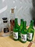 불금 위해 한몸 바친 애들~ 맥주피쳐병 5개 소주병 5개 버리고 남은 빈병~아직도 부어라 마셔라 