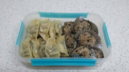 시어머니 생신.. 밥먹을 시간이없어 차에서 먹기위해 급하게 만든 주먹밥.... 시어머니 생신때 가족끼리 노래방갔는데.. 울 아들 처음이라 놀라서...... 