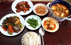 ㅋ 묵무치고, 콩나물도 무치고, 마늘쫑도볶고 김치찌개에 닭갈비 구워냈지요. 식탁을 놔두고 맨날 이게 뭔지 tv보고싶어 밥상에다 차려달라고...... 