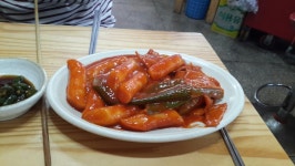 잘먹네요 오기전 밥 한그릇 뚝딱했는데;;;; 우리아가들은 떡볶이를 좋아하나봐요 저 떡볶이 거들떠도 안봤는데 큰애 가져을때 미친듯이 먹었는데... 