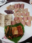 홍어매니아랍니다^^ 저 홍어가 우찌나 비싼지.. 그리고 콩나물 비빔밥! 콩나물은 볶아서 나온물로 밥을짖고요. 야채들과... 중요한건... 