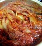 오늘저녁은좀일찍먹었네용^^ 소고기무국끓이고~ 두부부치고 멸치넣고김치지지고 알탈한단사다가김치담궜네용 두개꺼내서먹어보니 엄청맛나네용... 