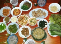 급 친정들려서 집에있는 반찬들 꺼냈을 뿐인데 완전 맛나게 먹었어요~ 일년에 한번 갈까말까한 친정ㅠㅠ 엄마가 차려주고 치워주시니 맛나고... 
