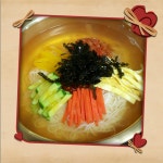 점심들은하셨는지요... 오늘은면이땡겨가육수진하게내서 잔치국수해먹어요~ 날은더워도집에있으니깐더운지모른다는... 다들!!맛점하셔용~^^ 