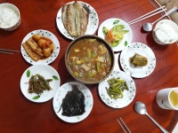 시골에서 좋은공기마심서 맛난 아침합니다~~ 비는 내리지만 즐 주말들되세요~^^ 
