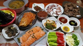 아들이 좋아하는 연어회까지.... 전 회썰두 랑이는 고기굽고.... 간만에 푸짐한 저녁밥상이였네요 모두 즐밤되세요 