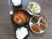 김치찌게에~계란말이해서아침먹고~총각김치담갔네요~^^줄건휴일들보내삼~^^♥ 