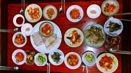 오늘 시댁 식구들이랑 홍어 삼합 해 머겄네요~~ㅎㅎ 제가 시누가 위로 넷이거든요~~ㅋㅋ 시엄니~시누님들~조카들 맛나다고 잘드셔 맘 뿌뜻함다... 