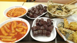 오늘 마트가서 분식먹었어요 국대떡볶이 맛있더라구요 여러분들도 드셔보세요 ㅎㅎ 