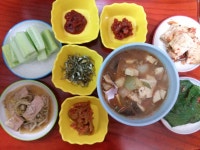 간만에 밑반찬좀 했어요 멸치 볶고 두부 조리고 숙주랑스팸 볶고 오이지 무임하고 찌갠 새송이듬뿍 넣어 된장찌개 끓였어요 간만에 밥다운... 