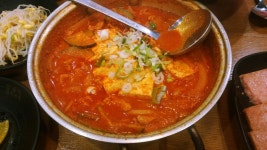 오늘부터오빠휴가라 영화암살보고 밥장인돼지찌개 2단계약간매운맛시켜서 비벼먹었네용 김가루척 계란후라이하트귀엽죵 ㅋㅋ... 
