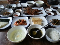 점심에먹은 남도음식 보리굴비정식에요 여름철입맛없을때 딱이네요~~^^울큰애는 저렇게 애기이뻐하다 한번씩 테러를하네요 ㅋㅋ 