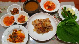 빙수먹고 밥 생각없어 꼬기만 몇점 바싹 꾸버 양송이랑 먹어요 마트서 비싼양송이라구 팔길래 큰맘먹고 사갖구와 구워보니 와우 진짜 고기보다... 