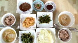 희주네 저녁먹네요~~ 항상 딸만 먼저 먹었는데 신랑이 모임이라 좀 늦게 같이 먹네요.... 딸은 무국, 전 북어국~~ㅋ+ 처음이~~ㅋ 불량엄마닷! 맛저들... 