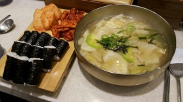 롯데에서 쇼핑하구 수제비랑충무김밥먹어용 굿굿 