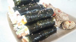 굿모닝요~~ 요즘 꼬마김밥이 자주 올라와~~저두 먹구 싶어 했네요~~ 재료 남은걸루 까나리두 넣고 주먹밥~~ 빨리 집안 일하고 머리 하려가려고요... 