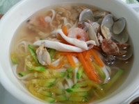 병원밥 해물칼국수가 나왔는디 면이뚝뚝~ 식어서 인지 밀가루 냄새풍풍~ 보기보다 못먹었어여 그래서 사발면으로 대신~ㅋㅋ 울 막둥 햇반으로... 