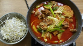 오늘저녁은 닭볶음탕임돠~~^^ 티비에서 백모씨와 김모씨가 넘맛나게먹길레..훅 땡겨서..ㅎㅎ 국물과감자 팍팍비벼서 김에 호로록~~ 김은 울랑님이... 