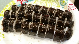 김밥 만들려니 시간도 많이 걸릴것 같아~ 초간단 김말이~~ 밥만,넣은 김말이 ㅋㅋ 김치국은 두종류로 난 치킨 넣은거~남편은 핫도그 넣은거... 