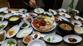 서방님과 동네 단골집인 전주식당에서 홍어삼합 폭풍 흡입중이랍니다ㅋ 굴이 들어간 보쌈 무김치도 넘 맛나고요~~ 직접 담그신 청국장은 서비스... 