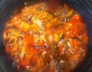 오늘 저녁입니당😋 닭계장에 숙주랑 얼갈이.오이무치고 잇는반찬에(새우장.김.가지무침.양념게장)계란말이랑.옛날소세지부쳐서 냠합니다... 