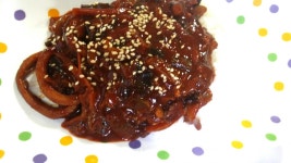 어제 먹다 남은 오뽁! 신랑 회식 이래서 오늘은 간단하게 오뽂덮밥?으로 해서 저녁 먹어요 애들껀 전분가루 넣었떠니 간장 양념인디 색이 더... 