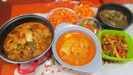 만사가 귀찮아 김천용 김치찌개 끓여 남은 잔반으로 밥 먹어요 ㅎㅎ 날씨가가 맑고 푸른게 기분까지 좋아지네요 모두 즐겁고 행복한 하루 보내세요 