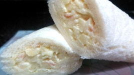 사과랑크래미루 식빵 말았네요~~ 오이가 있었으면 더 좋은데~~ 오늘은 왜이리 피곤한지ㅜㅜ그래두 힘내야죠 모두모두~~따따한 하루보내요~~ 