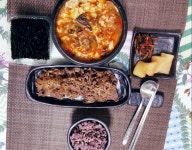 오늘은 제손으로 멱국 끓여먹기싫어서 그냥 냉이청국장찌개 끓이고.. 한우 사논게 있어서..양념살짝해서 김...김치 꺼내 요래 먹고 출군했네요... 