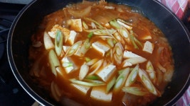 오늘 저녁은 요거요~~ 되야지고기 넣은 김치찌개~~ 간만에 끓였네요~~ 