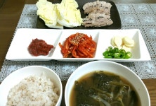 김장때 힘들 생각보다, 보쌈먹을 생각부터나니. 나두 참... 오늘은 삼겹이 사다가 삶고 무생채 찐하게 무치고 알배추사다가 김장흉내냈어요.^^ 