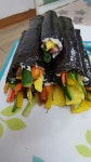 저녁은 간단히 김밥으로! 집에 있는재료들 꺼내서 후다닥 5줄말았네요 아들은 꼬마김밥싸줬어요. 맛있다고 냠냠다먹더니 바로잠들었네요ㅋ 
