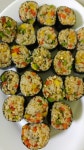 야채다져서 돌돌김밥 말아 간단히 저녁먹어용. . 비가 계속 내리네용. . 맛저들하시공 즐건 저녁시간들 보내세요~~~^^ 