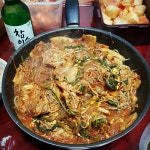 안녕하세요 대학교 4학년 자취 3년차 남자입니다ㅎㅎ 등뼈가 1kg에... 생강 후추 소주 넣고 30분정도 삶은 후 고추가루 고추장 키위드레싱 간장... 