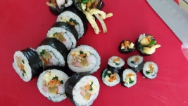 김밥재료 저녁에 미리 준비해두고아침에 만들어 먹이고 얼집 보내고 이제 좀쉬어요ㅋ작은건 솔이김밥요^^ 오늘하루도 홧팅하세용 