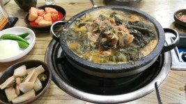 이새벽에 감자탕땡겨서 먹으로왔어요ㅎㅎ 