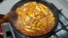 오늘저녁은큰아들이떡볶이해주공냉이된장찌개는낼아침먹을꺼미리끓여놨네요~아침잠이많아서국이나찌개는미리~~ 