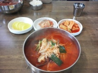 베리님~ 육개장칼국수요~ 우리집서 멀지 않은 곳에 있네요...양도 많고요 맛도 괞찬네요.. 전 엄마랑 둘이가서 육개장밥 하나 면 하나 시켰는데요... 