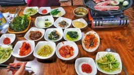 집앞식당에서 삼겹살과서대회무침냠냠 저렴한가격에 푸짐한밑반찬ㅎㅎㅎ삼겹이는역시콩가루 