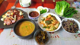 떡볶이에 배불러 저녁 패슈할라다 애덜땜시 하게됐네요 오리훈제 구워... 고사리볶아 작은곰님 저녁상 차려주고 돼지고기등심사다 돈까스만들어... 