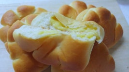 사우나가기전에 반죽해 발효시켜놓구 이제사 모양만들어 다 구웠어요 오븐 두대 켜놓구 후딱후딱 하니 한시간 쫌 더 걸린듯 피곤해서... 