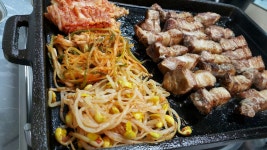 에구~~ 배많땅 급고기 먹고싶어 가게문잠깐잠가놓구 옆에가서 짚불삼겹 먹고왔네요^^생긴지 얼마 안돼는 집인데 맛나네요~^^ 자주갈듯 ㅎㅎ 
