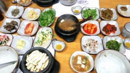 지난주 일보러 경북 봉화에 갔다가 첨 먹어본 송이돌솥밥이예여~~~ 송이향미 한가든~~넘 좋았구 1바2일 멤버들도 다 왔다갔더라구용^^ 
