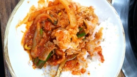 사우나에서,땀쫙빼구~집으로오는길~ 불난버섯집들려~오늘은버섯매운탕팻수~ 콩나물제육시켜~~입가심했네여~~ 서방님이랑~공기밥하나씩묵고... 