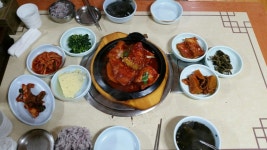 수원가서 맛집 찾았네요.. 삼겹살집인데 가정집 개조해서 식당을하더군요. 여기 반찬들도 맛있고 고딩조림도 맛있네요 